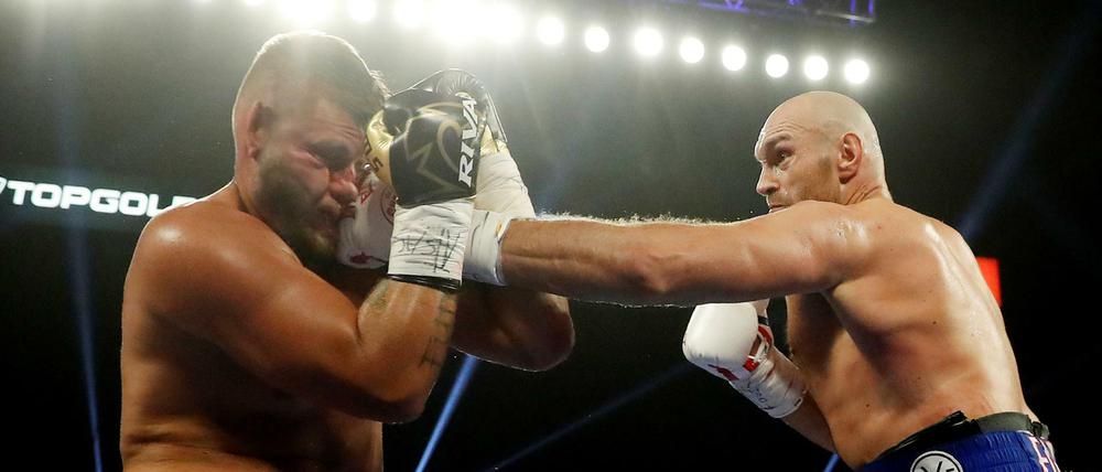Eine einseitige Begegnung: Tyson Fury (rechts) gegen Tom Schwarz.