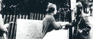 Historisches Treffen. Wenige Tage nach dem Beginn des Mauerbaus trafen sich zwei Mädchen an der Grenze zwischen Treptow und Neukölln, um eine Flucht zu besprechen.