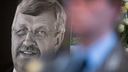 Foto des ermordeten Walter Lübcke bei der Trauerfeier
