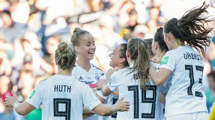 Grund zur Freude. Deutschlands Spielerinnen mit Svenja Huth (l-r), Giulia Gwinn, Lina Magull, Klara Bühl und Sara Däbritz jubeln nach dem 0:4 von Magull.