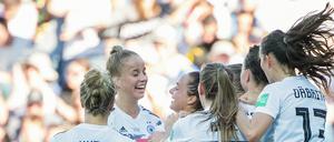 Grund zur Freude. Deutschlands Spielerinnen mit Svenja Huth (l-r), Giulia Gwinn, Lina Magull, Klara Bühl und Sara Däbritz jubeln nach dem 0:4 von Magull.