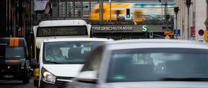 Autos fahren im dichten Verkehr auf der Friedrichstraße in Berlin. 