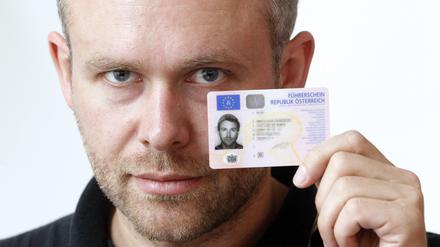 Der Autor Niko Alm trägt auf seinem Führerschein ein Nudelsieb auf dem Kopf – er ist Anhänger der Bewegung des Fliegenden Spaghettimonsters.