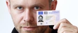 Der Autor Niko Alm trägt auf seinem Führerschein ein Nudelsieb auf dem Kopf – er ist Anhänger der Bewegung des Fliegenden Spaghettimonsters.