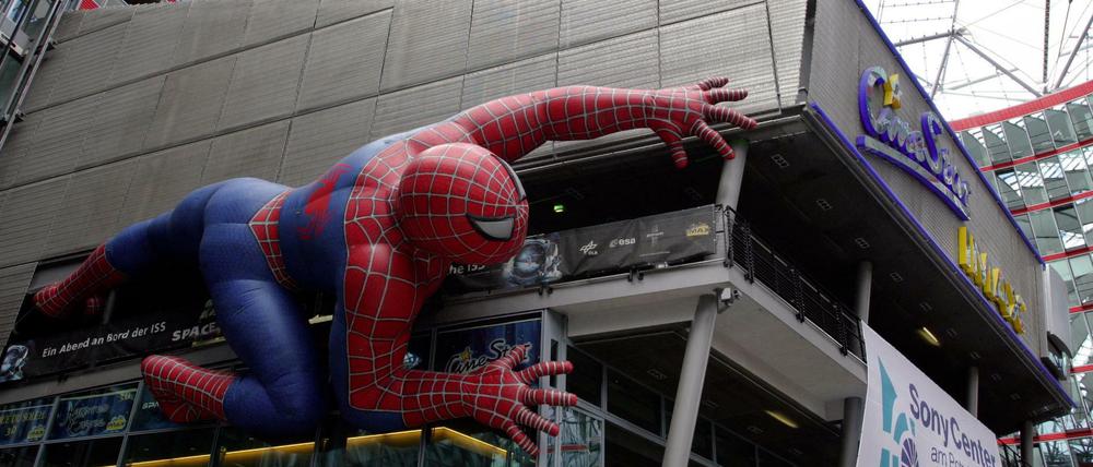 Schon Spiderman klebte an der Wand des "Cinestar" Kinos im Sony-Center am Potsdamer Platz in Berlin-Mitte.