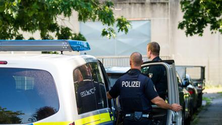 Polizisten vor der Justizvollzugsanstalt Lübeck.