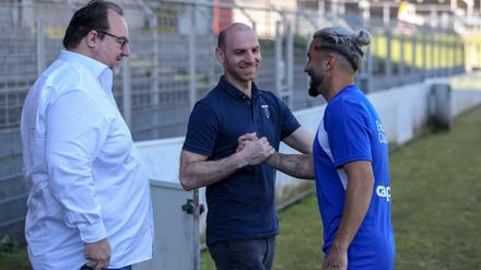 Hand drauf. Mäzen Michail Ponomarew (links) mit Geschäftsführer Nikolas Weinhart und Spieler Selim Gündüz.