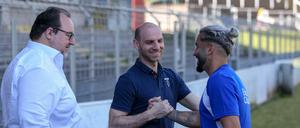Hand drauf. Mäzen Michail Ponomarew (links) mit Geschäftsführer Nikolas Weinhart und Spieler Selim Gündüz.