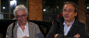 Entlassen, aber entlastet wohl noch nicht. Michel Platini (rechts) und sein Anwalt William Bourdon (mit der Zigarette danach) verlassen die Polizeistation. 