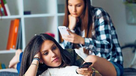Lieber mal offline. Smartphones und Tablets sind nicht nur Zeitfresser, sie können auch süchtig und sogar depressiv machen