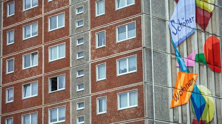 Plattenbau-Wohnblock in einem Schweriner Neubaugebiet.