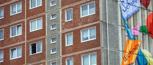 Plattenbau-Wohnblock in einem Schweriner Neubaugebiet.