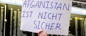 Protest gegen eine Abschiebung nach Afghanistan am Flughafen Frankfurt/Main im Dezember 2016