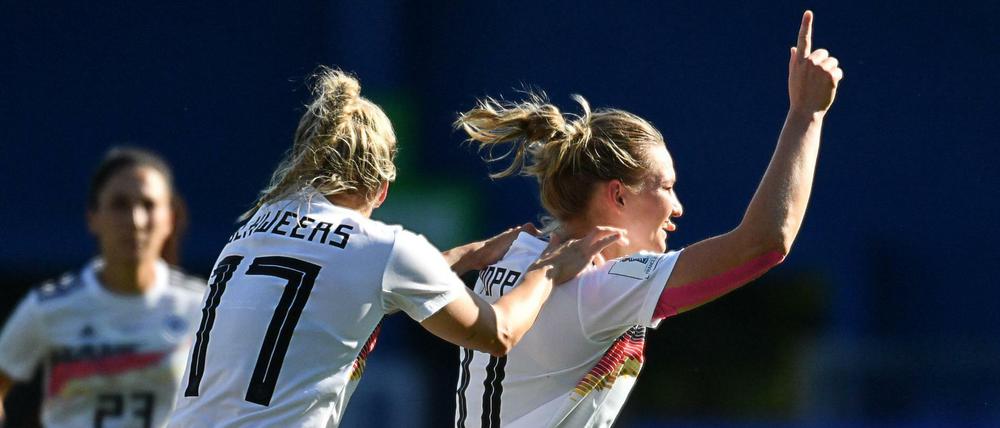 Da geht's lang. Kapitänin Alexandra Popp weist den Weg, die Spitze ist das Ziel.