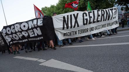 In Hamburg demonstrierten Menschen bereits am Montag gegen rechte Gewalt.