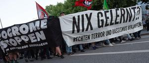 In Hamburg demonstrierten Menschen bereits am Montag gegen rechte Gewalt.
