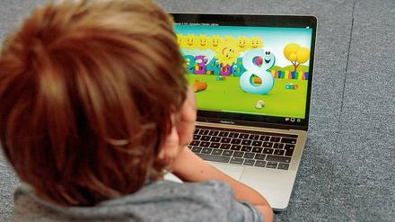 Fluch oder Segen? Die Ansichten über den Einsatz digitaler Medien in Kitas gehen sowohl bei den Beschäftigten in den Einrichtungen als auch in der Wissenschaft auseinander.