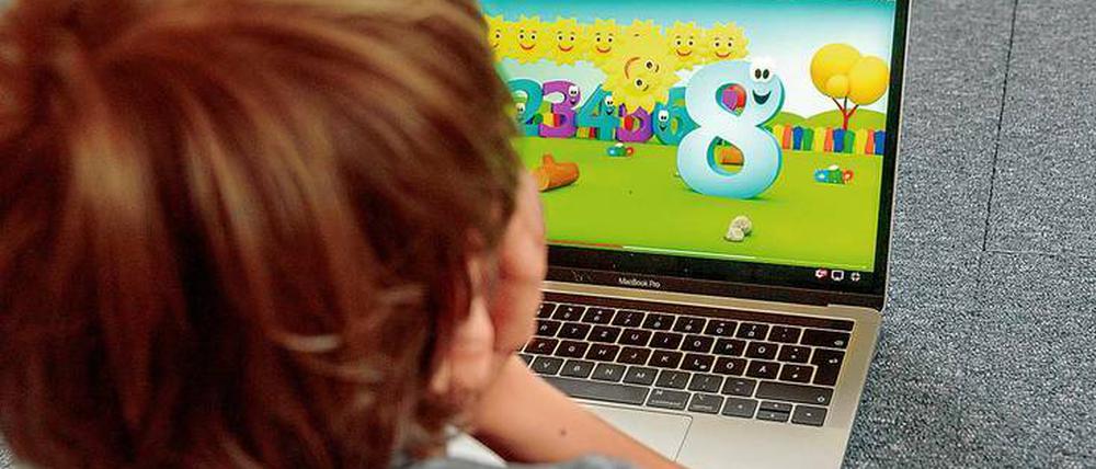 Fluch oder Segen? Die Ansichten über den Einsatz digitaler Medien in Kitas gehen sowohl bei den Beschäftigten in den Einrichtungen als auch in der Wissenschaft auseinander.