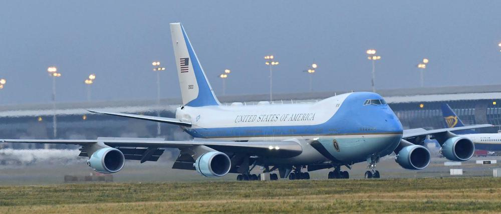 Noch fliegt die Air Force One in babyblau. .