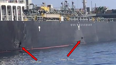 Ein Foto des US-Militärs soll links den Schaden und rechts eine Haftmine am Tanker „Kokuka Courageous“ zeigen.