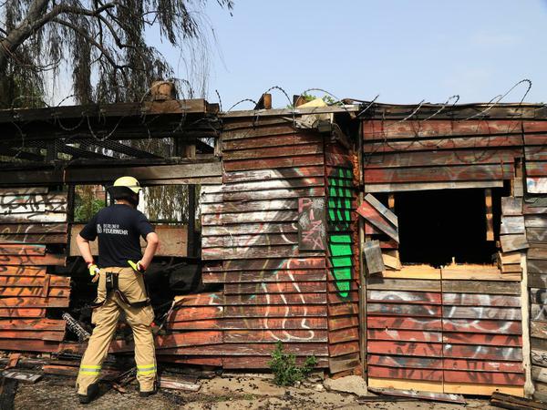 Für die Feuerwehr ein Holzverschlag, für Technofreunde die Bretter, die ihre Welt bedeuteten.