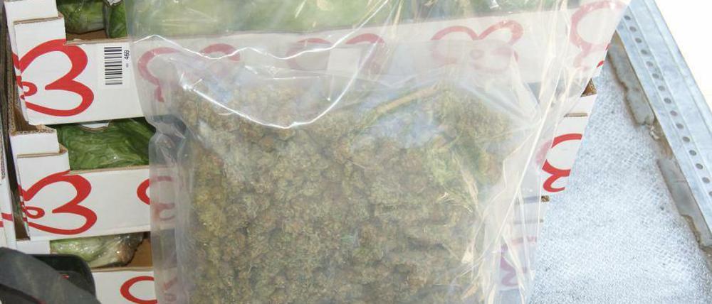 Die Marihuana-Päckchen lagen zwischen Salatköpfen.