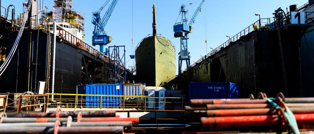 Das Marine-Segelschulschiff „Gorch Fock“ liegt in einem Dock der Bredo-Werft.