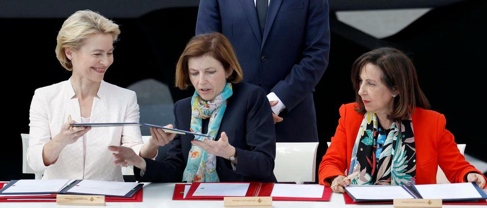 Die drei Verteidigungsministerinnen Deutschlands, Frankreichs und Spaniens unterzeichnen im Beisein von Frankreichs Präsident Macron den Vertrag über das milliardenschwere Rüstungsvorhaben. 