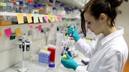 Eine Wissenschaftlerin am Max-Planck-Instituts für Biologie.