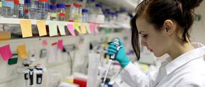 Eine Wissenschaftlerin am Max-Planck-Instituts für Biologie.
