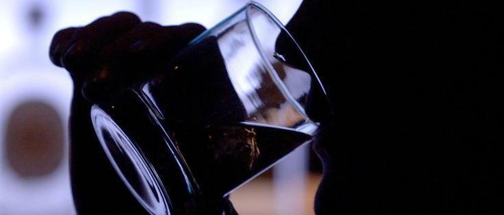 Jeder zehnte Berliner Beschäftigte trinkt laut DAK "riskant" viel Alkohol.