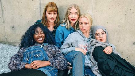 Nah an der Zielgruppe. Mit den Protagonistinnen der Serie „Druck“, Sam (Jobel Mokonzi, v.l.n.r.) Hanna (Lilly Dreesen), Mia (Milena Tscharntke), Kiki (Lea Zoe Voss) und Amira (Touka El-Fawwal), sollen sich die Zuschauerinnen identifizieren können.