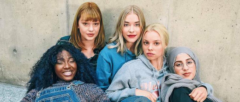 Nah an der Zielgruppe. Mit den Protagonistinnen der Serie „Druck“, Sam (Jobel Mokonzi, v.l.n.r.) Hanna (Lilly Dreesen), Mia (Milena Tscharntke), Kiki (Lea Zoe Voss) und Amira (Touka El-Fawwal), sollen sich die Zuschauerinnen identifizieren können.
