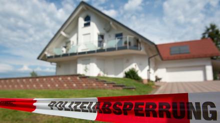 Eine Polizeiabsperrung vor dem Haus Walter Lübckes.