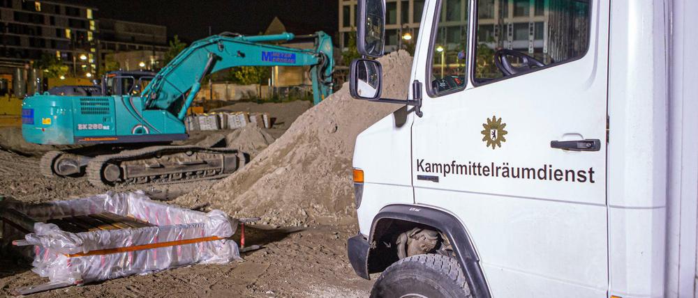 Spezialkräfte der Polizei entschärften die Bombe an der Baustelle in Mitte