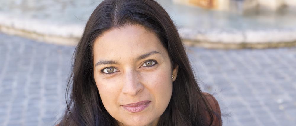 Lahiri wurde als Tochter bengalischer Eltern in London geboren, wuchs in den USA auf und lebt heute in Italien.