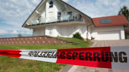 Absperrband mit der Aufschrift "Polizeiabsperrung" ist vor dem Haus des verstorbenen Kasseler Regierungspräsidenten Walter Lübcke (CDU) zu sehen.