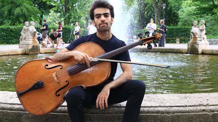 Nie ohne mein Cello. Mit 17 Jahren kam Faris Amin aus Ramallah nach Berlin, um an der Barenboim-Said-Akademie Cello zu studieren.