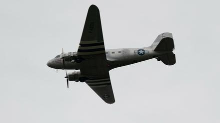 Fliegen erlaubt, kreisen nicht: Der Überflug von Rosinenbomber anlässlich des 70. Jubiläums der Luftbrücke sorgt für Streit.