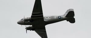 Fliegen erlaubt, kreisen nicht: Der Überflug von Rosinenbomber anlässlich des 70. Jubiläums der Luftbrücke sorgt für Streit.