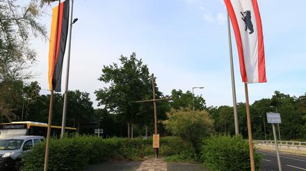 Gedenkkreuz und Tafel Denkmal an den Volksaufstand vom 17. Juni 1953 auf dem Autobahn-Kleeblatt in Berlin-Zehlendorf.