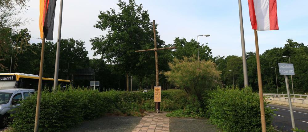 Gedenkkreuz und Tafel Denkmal an den Volksaufstand vom 17. Juni 1953 auf dem Autobahn-Kleeblatt in Berlin-Zehlendorf.