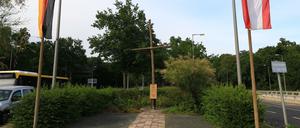 Gedenkkreuz und Tafel Denkmal an den Volksaufstand vom 17. Juni 1953 auf dem Autobahn-Kleeblatt in Berlin-Zehlendorf.