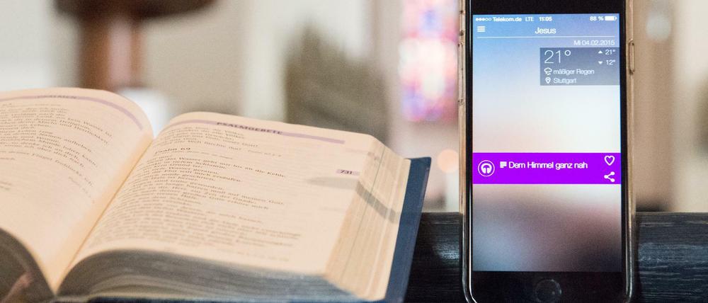 Ein Gebetsbuch und die "AndachtsApp" der Evangelischen Landeskirche. Die Kirche wird langsam digitaler.