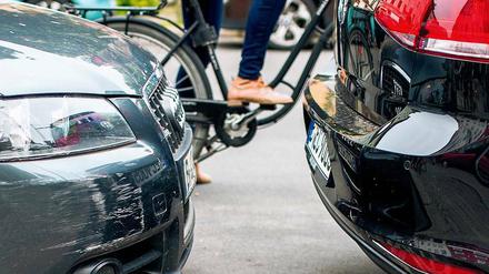 Illegal auf Radstreifen geparkte Autos zwingen Radler zum Ausweichen auf die Fahrbahn. Das kann diese in Lebensgefahr bringen. 