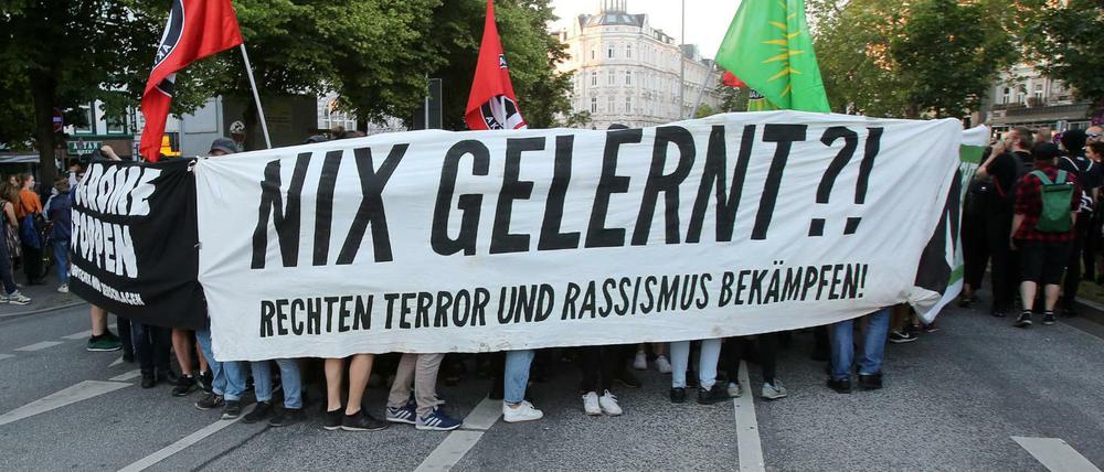 Ein Hamburger Demonstrationszug gegen rechte Gewalt nach dem Mord an Walter Lübcke