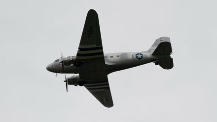 Berlin: "Rosinenbomber" fliegen 70 Jahre nach dem Ende der Luftbrücke über das Tempelhofer Feld.