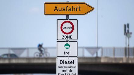 Ein Schild weist auf das Diesel-Fahrverbot für Dieselfahrzeuge unter Euro 5 hin.