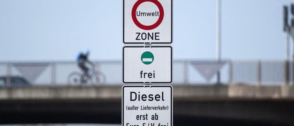 Ein Schild weist auf das Diesel-Fahrverbot für Dieselfahrzeuge unter Euro 5 hin.
