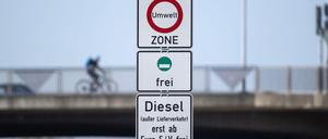 Ein Schild weist auf das Diesel-Fahrverbot für Dieselfahrzeuge unter Euro 5 hin. 